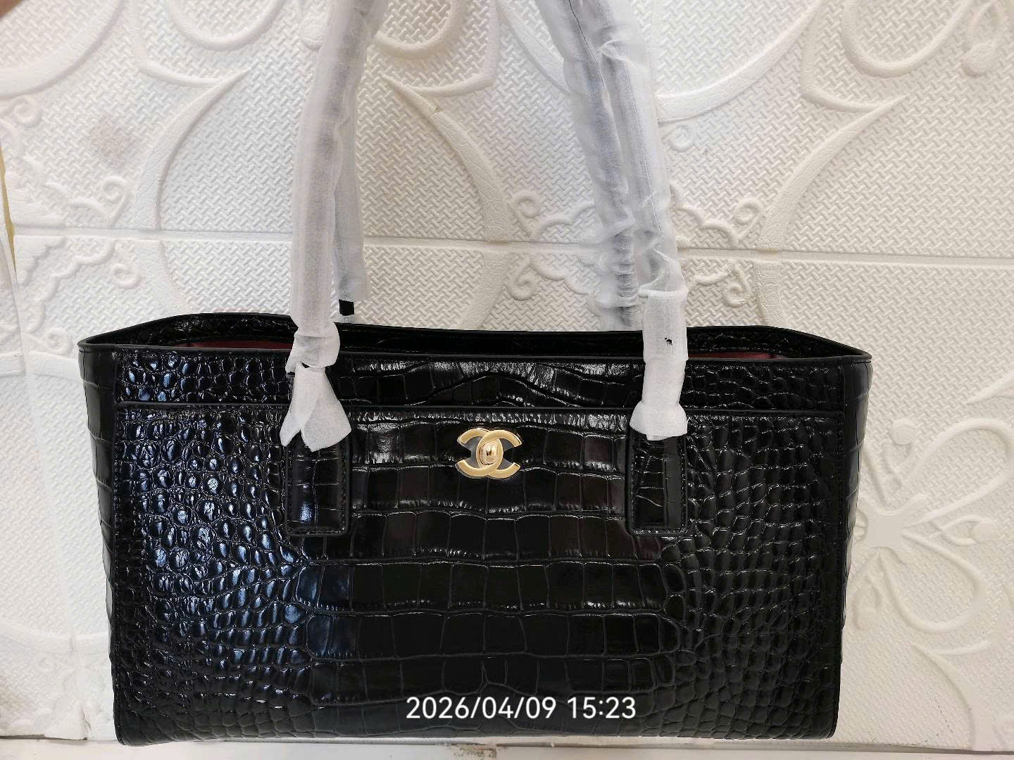 Bagsaaa crocodile-embossed Ch**el Cerf or Executive tote bag in black - 40cm